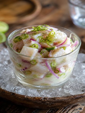 Ceviche créole au citron vert dressé en verrine avec cives et zeste de combava