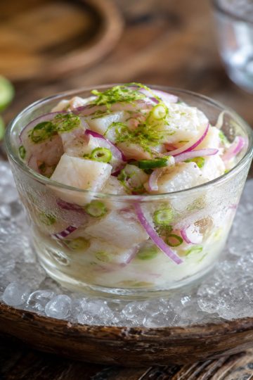 Ceviche créole au citron vert dressé en verrine avec cives et zeste de combava