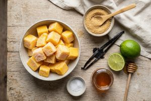 Cubes de mangue congelée, gousse de vanille Bourbon, sucre de canne et citron vert