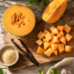 Cubes de melon Charentais bien mûr et gousses de vanille avant la mise en bocalpng