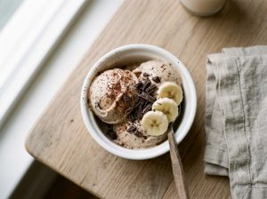 nice cream banane chocolat sans sucre ajouté servie dans un bol avec éclats de chocolat noir