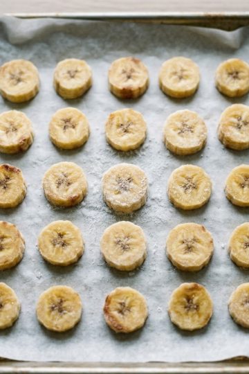 rondelles de banane congelées sur plaque pour préparer une nice cream maison