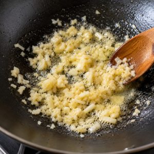 Ail haché fondant doucement dans le beurre au wok