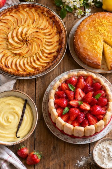 Assortiment de pâtisseries et desserts maison sur une table en bois, lumière naturelle