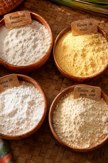Farines créoles réunionnaises dans des bols en bois : manioc, maïs, riz, pois du Cap