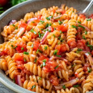 Pâtes froides enrobées de rougail tomate et cives ciselées