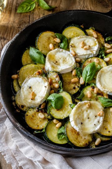 Poêlée de courgettes au chèvre dorée servie dans une poêle en fonte