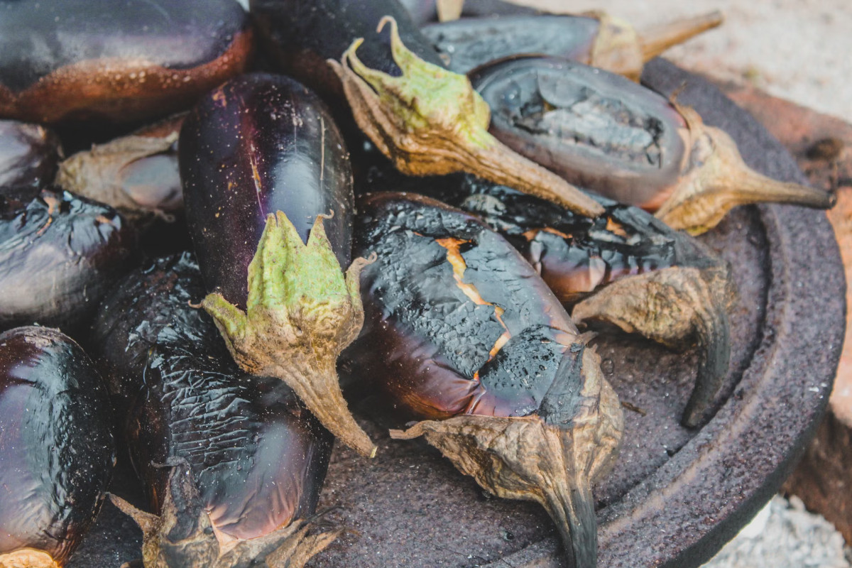 la chaleur vient de partout, ce qui permet à la béchamel de coaguler puis de colorer