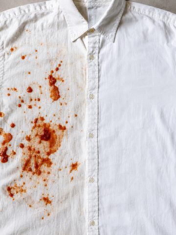 tache de sauce tomate sur chemise blanche avant et après détachage