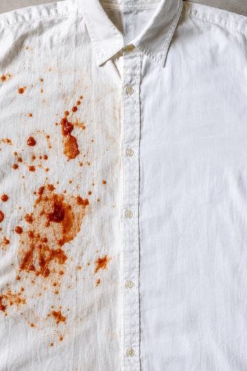 tache de sauce tomate sur chemise blanche avant et après détachage