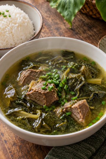 Bol de bouillon brèdes songe safrané servi avec du riz blanc