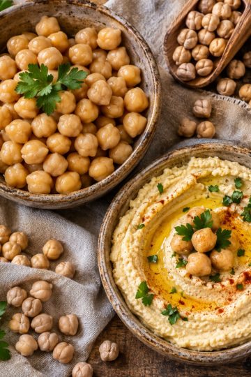 Pois chiches cuits et houmous maison dans des bols en céramique