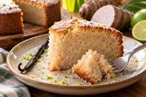 Tranche de gâteau de songe dense et fondante sur assiette