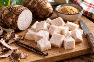 cubes de songe épluchés et coupés sur une planche avant cuissonpng
