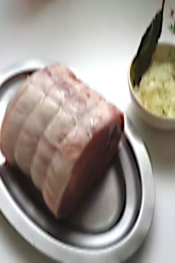 Rôti de porc au four aux légumes de saison, tranché dans sa cocotte avec courgettes, carottes et pommes de terre
