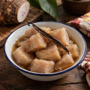 songe au sucre réunionnais servi froid dans une coupelle nappé de sirop de vanille