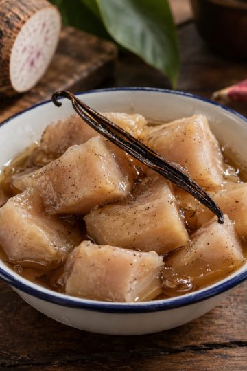 songe au sucre réunionnais servi froid dans une coupelle nappé de sirop de vanille