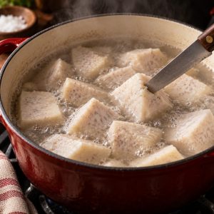 songe en cuisson à frémissement dans une casserole d'eau salée