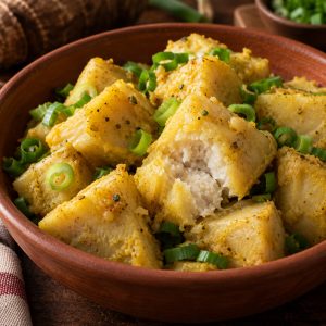 songe façon Maurice au curcuma parsemé d'oignon vert dans un plat créole