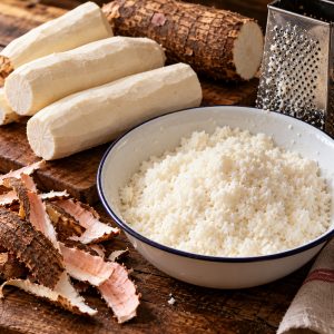 Manioc frais râpé très finement dans un bol, la mouture idéale pour le gâteau manioc
