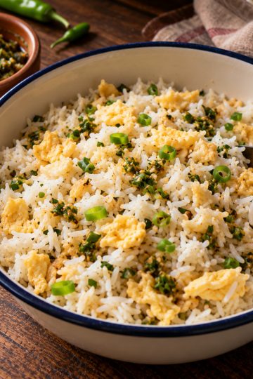 riz chauffé aux œufs brouillés servi dans un bol creux